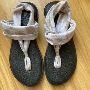 Like New Sanuk Yoga mat sandals